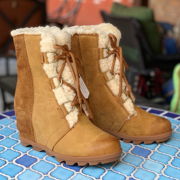 SOLD New Sorel Joan of Arctic - Picture 2 of 7